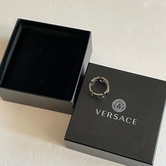 Versace ring - Picture 3 of 4